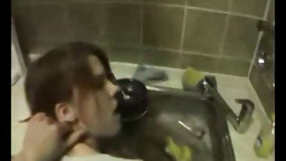 Rambut pirang video xxx hd jepang mendapat menjilat di sofa dengan anak tirinya